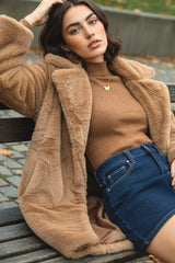 Abrigo abierto de efecto pelo con solapa