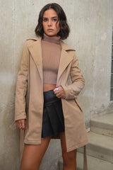 Abrigo corto abierto con solapa cinturón