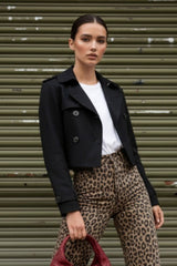 Abrigo trench corto con solapa