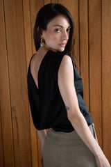 Blusa cuello mock sin mangas escote fluido espalda