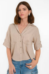 Camisa corta recta de manga corta con trabillas