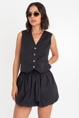 Chaleco corto con vivos botones en contraste