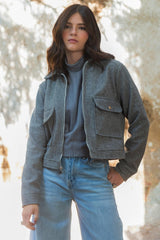 Chamarra corta fit recto con bolsillos frontales