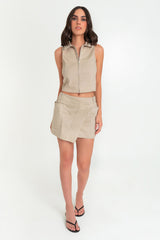 Falda corta cruzada con bolsillos laterales