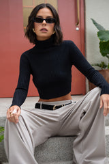 Jersey corto canalé de cuello alto