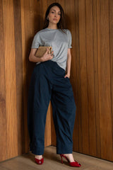 Pantalón wide leg con costuras trabillas decorativas