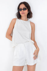 Short corto de cintura alta con pinzas frontales