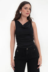 Top ajustado de cuello barco con escote fluido