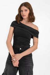 Top ajustado escote diagonal con hombro descubierto