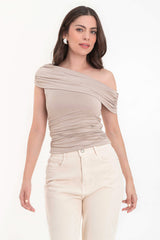 Top ajustado escote diagonal con hombro descubierto