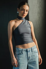 Top satinado asimétrico con plisados choker