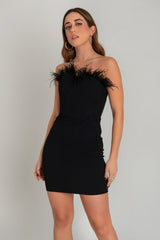 Vestido corto ajustado con plumas