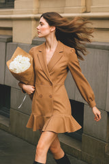 Vestido corto cruzado con solapa olanes