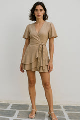 Vestido corto cruzado de escote v con cinturón