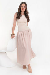 Vestido maxi sin mangas bajo en contraste