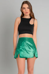 Falda short corta satinada con aberturas