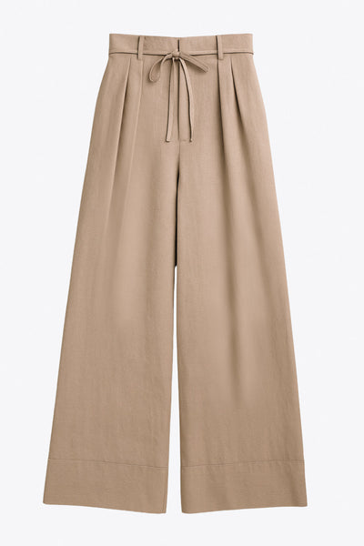 Pantalón de fit wide leg, cintura alta con pretina, trabillas y lazo amarrable, pinzas frontales y bolsillos delanteros. Cierre frontal con broche y cremallera ocultos. Detalle de doblez en bajo.