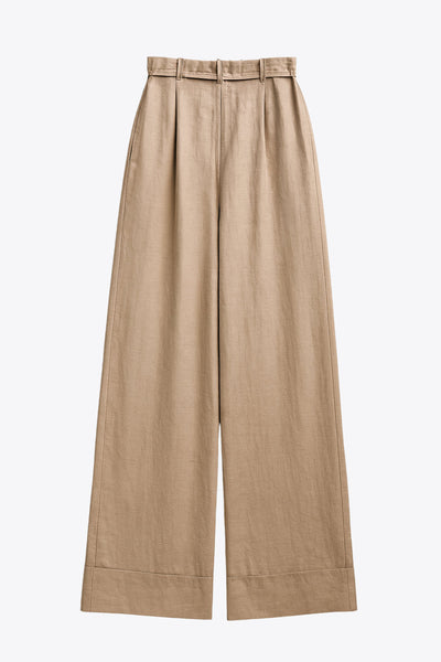 Pantalón de fit wide leg, cintura alta con pretina, trabillas y lazo amarrable, pinzas frontales y bolsillos delanteros. Cierre frontal con broche y cremallera ocultos. Detalle de doblez en bajo.