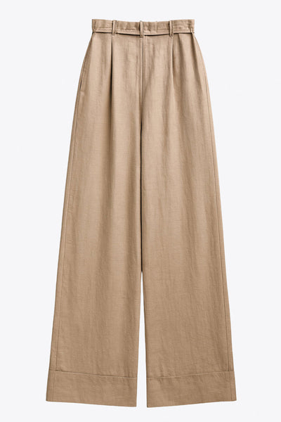 Pantalón de fit wide leg, cintura alta con pretina, trabillas y lazo amarrable, pinzas frontales y bolsillos delanteros. Cierre frontal con broche y cremallera ocultos. Detalle de doblez en bajo.