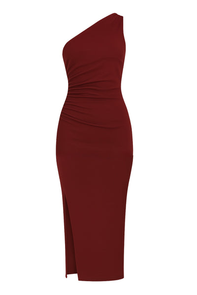 Vestido midi asimétrico de un hombro, fit ajustado, escote diagonal, sin mangas, plisado en costados, abertura lateral en bajo y cut out en espalda. Cierre posterior con cremallera oculta.