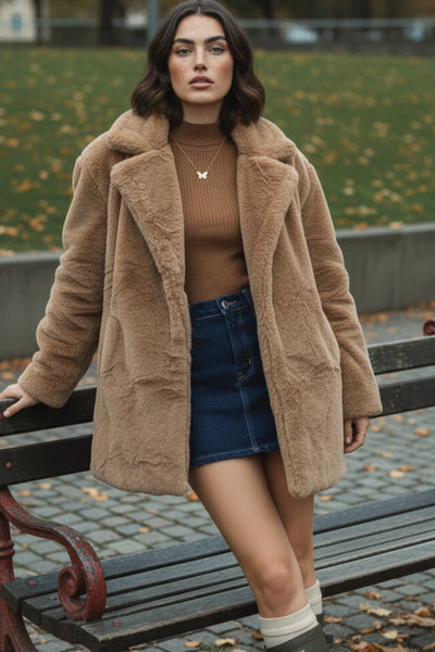 Abrigo largo abierto de fit recto, con solapa, manga larga y bolsillos frontales.