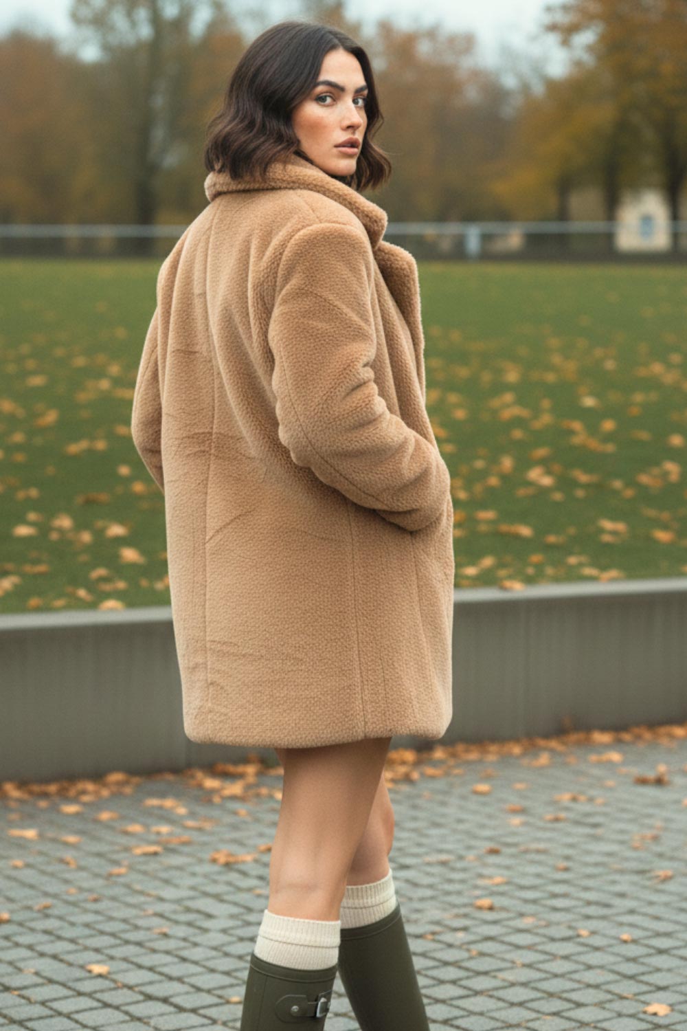 Abrigo largo abierto de fit recto, con solapa, manga larga y bolsillos frontales.