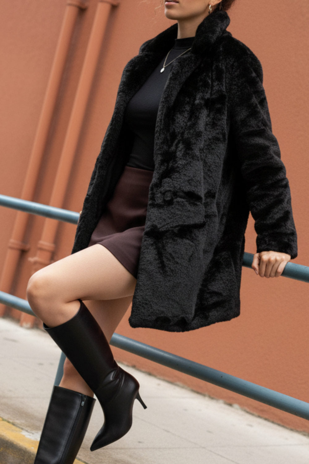 Abrigo largo abierto de fit recto, con solapa, manga larga y bolsillos frontales.