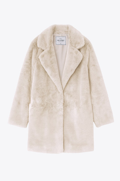 Abrigo largo abierto de fit recto, con solapa, manga larga y bolsillos frontales.