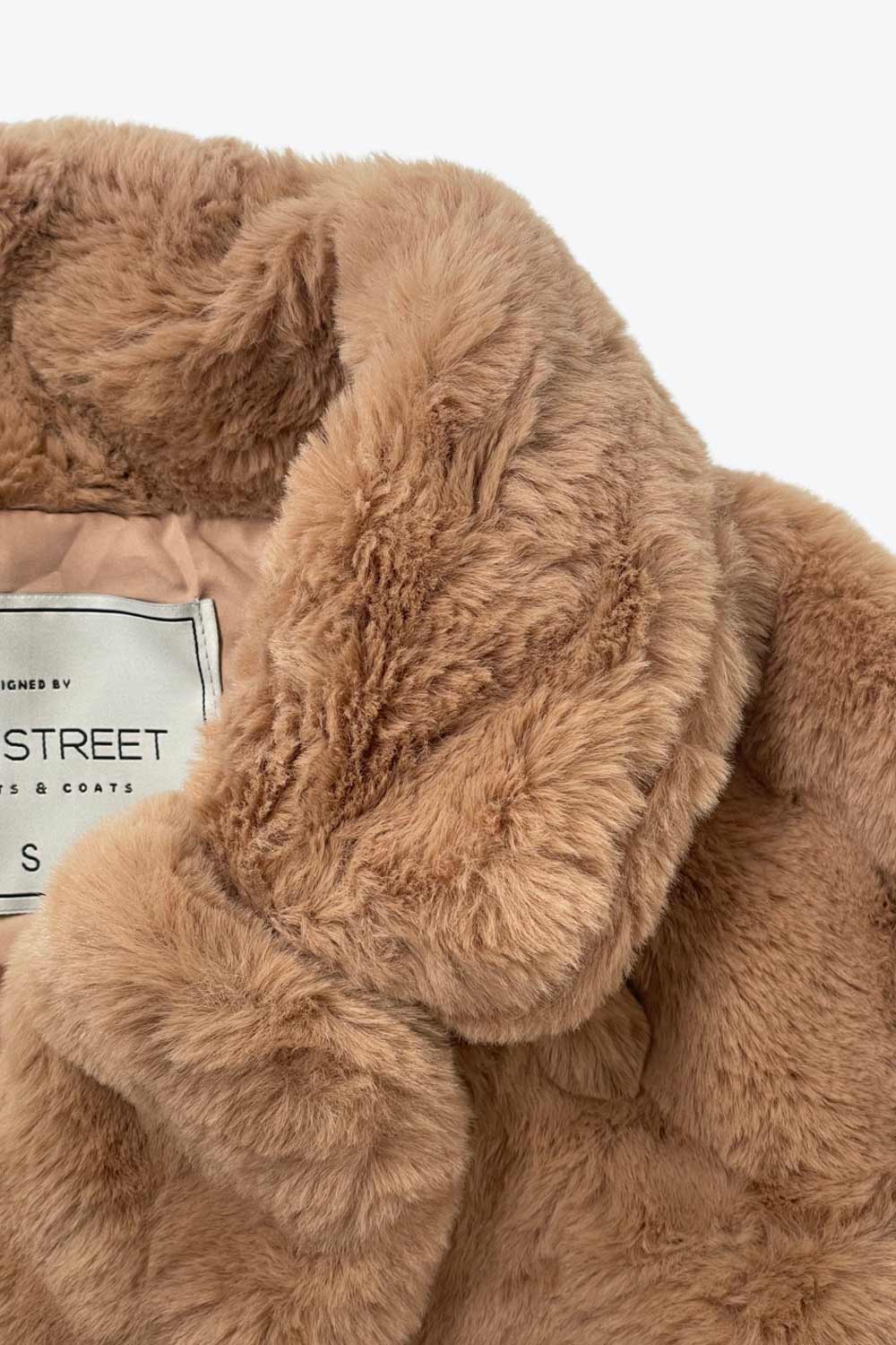 Abrigo largo abierto de fit recto, con solapa, manga larga y bolsillos frontales.