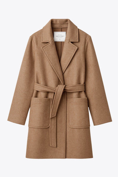 Abrigo largo de manga larga, con solapa, bolsillos delanteros de parche, trabillas y cinturón amarrable del mismo tejido.