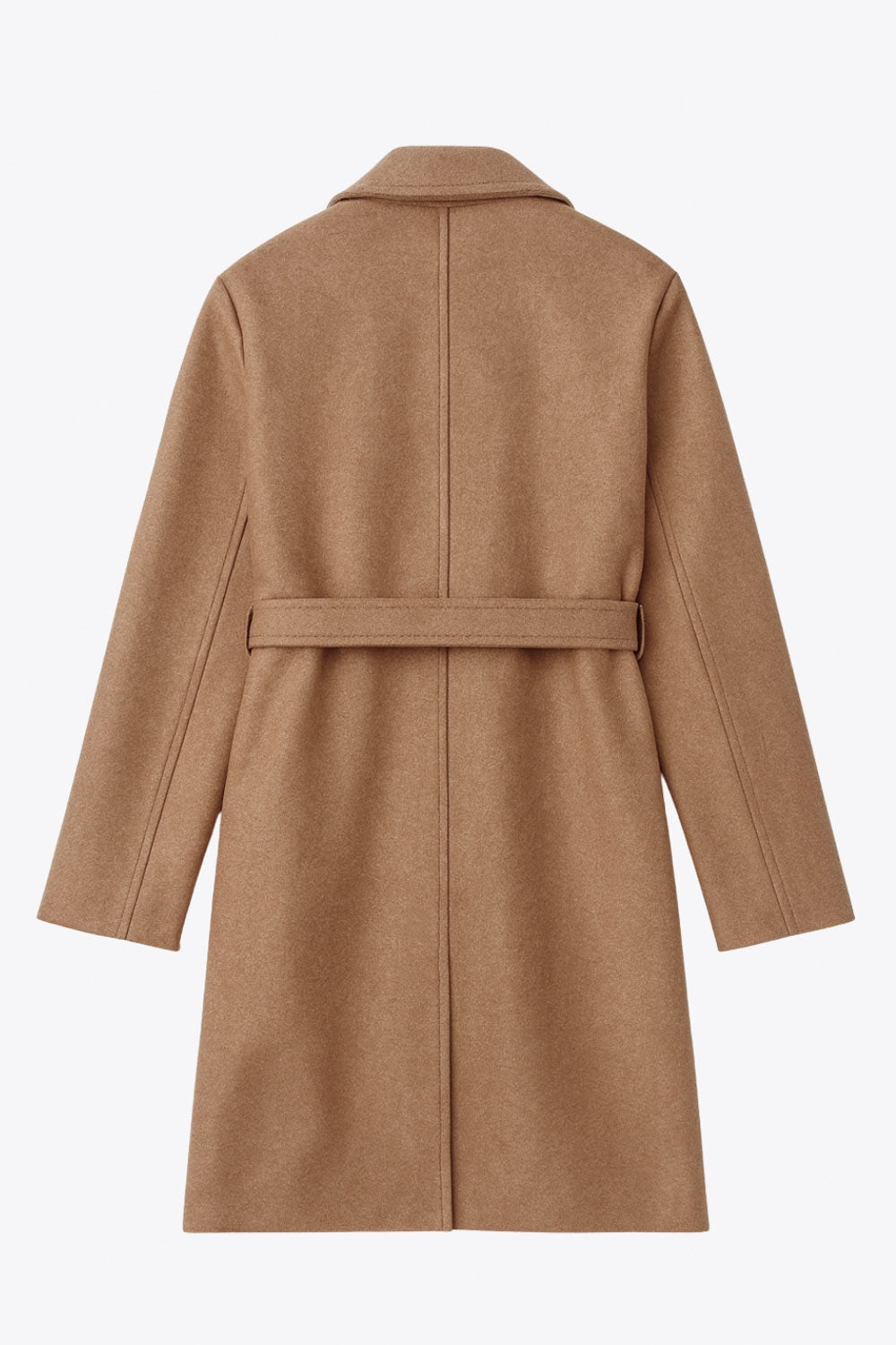 Abrigo largo de manga larga, con solapa, bolsillos delanteros de parche, trabillas y cinturón amarrable del mismo tejido.