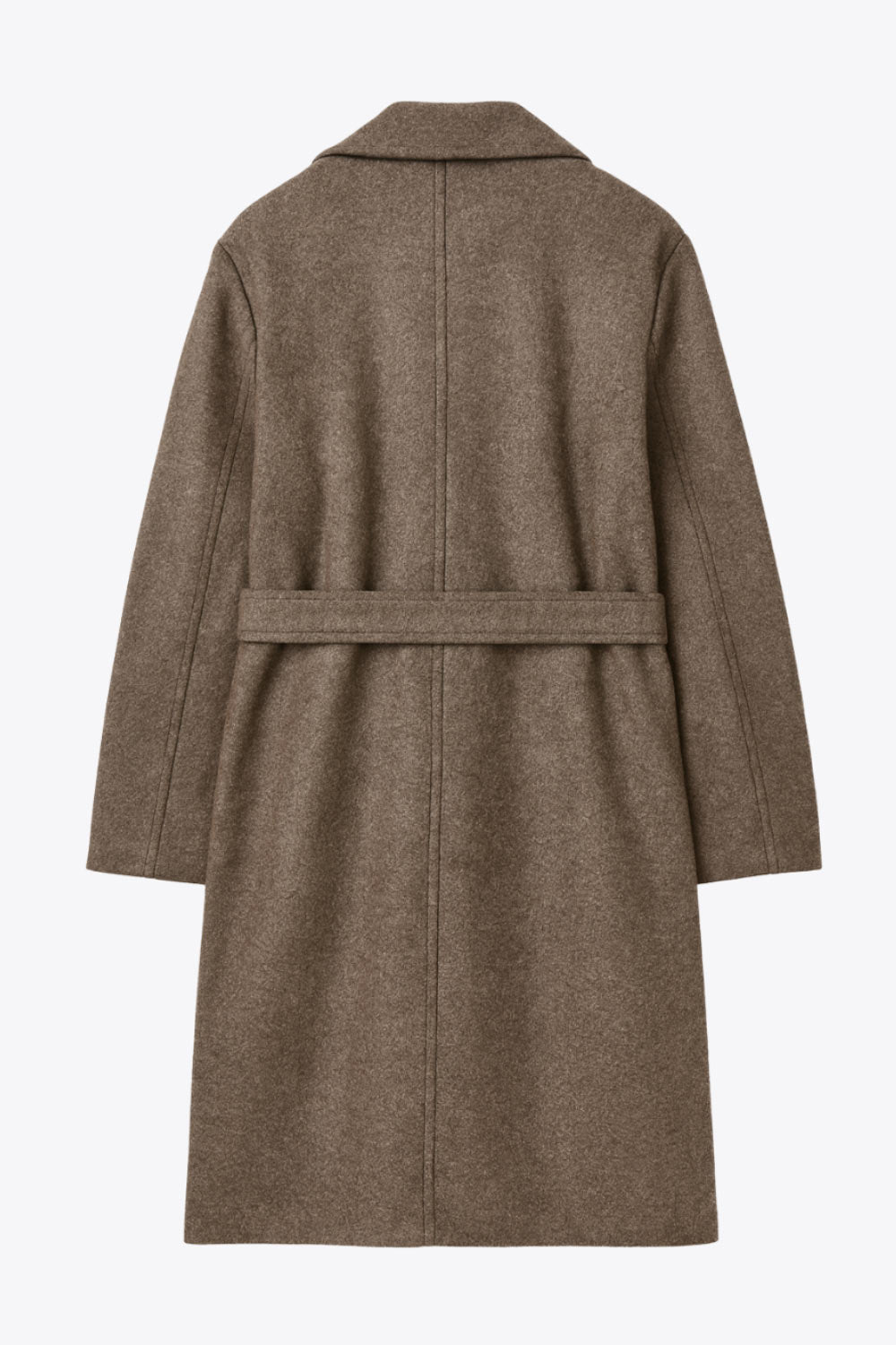 Abrigo largo de manga larga, con solapa, bolsillos delanteros de parche, trabillas y cinturón amarrable del mismo tejido.