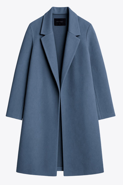 Abrigo abierto de gamuza, fit recto, con solapa, manga larga y bolsillos delanteros ocultos.