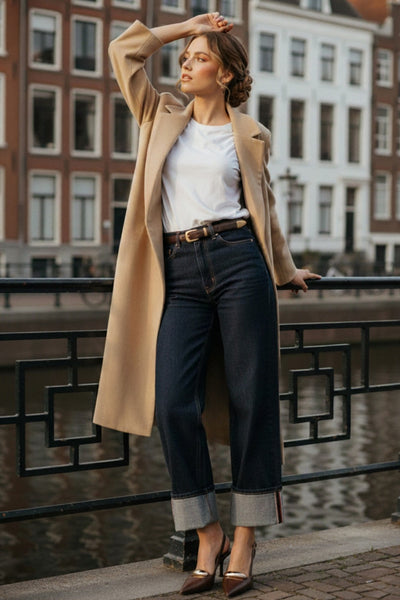 Abrigo abierto de gamuza, fit recto, con solapa, manga larga y bolsillos delanteros ocultos.