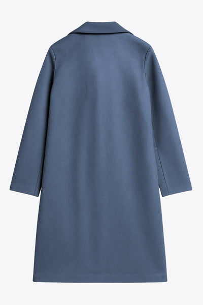 Abrigo abierto de gamuza, fit recto, con solapa, manga larga y bolsillos delanteros ocultos.