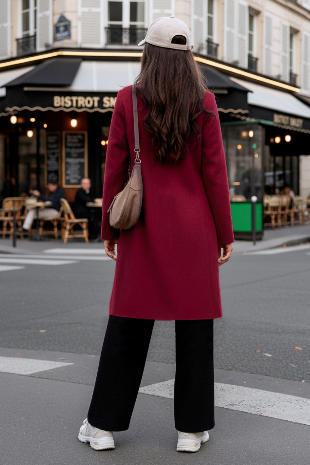 Abrigo abierto de gamuza, fit recto, con solapa, manga larga y bolsillos delanteros ocultos.
