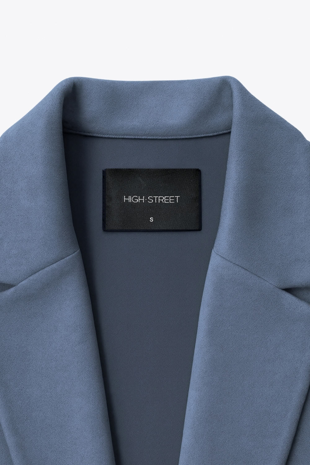 Abrigo abierto de gamuza, fit recto, con solapa, manga larga y bolsillos delanteros ocultos.