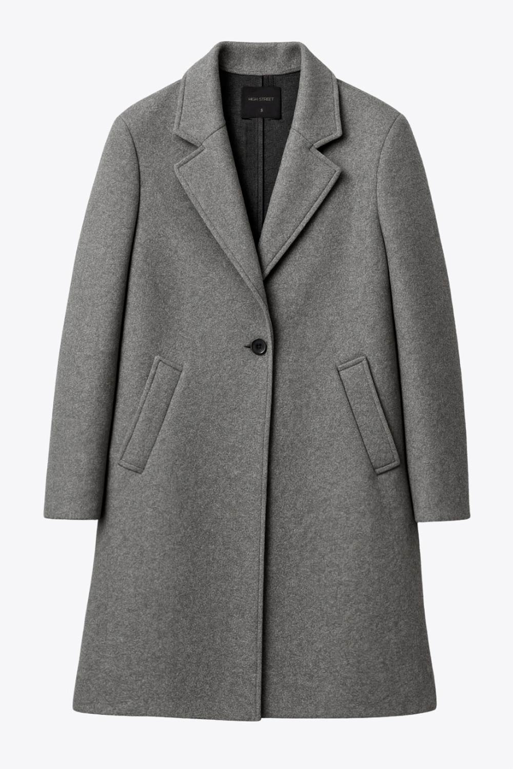 Abrigo largo de fit recto, con solapa y hombreras, manga larga y bolsillos frontales con vivos y cierre frontal con botón en contraste.
