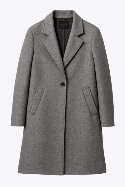 Abrigo largo de fit recto, con solapa y hombreras, manga larga y bolsillos frontales con vivos y cierre frontal con botón en contraste.