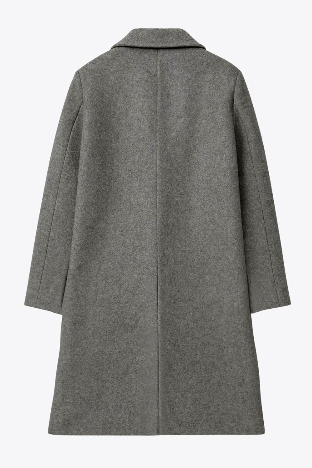 Abrigo largo de fit recto, con solapa y hombreras, manga larga y bolsillos frontales con vivos y cierre frontal con botón en contraste.