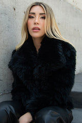 Abrigo corto abierto de efecto pelo con solapa