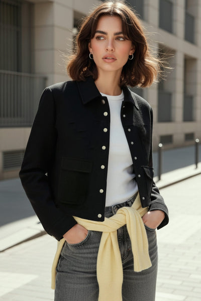 Abrigo corto de fit recto, manga larga, cuello solapa, bolsillos delanteros de parche con cartera y cierre frontal con hilera de botones en contraste.