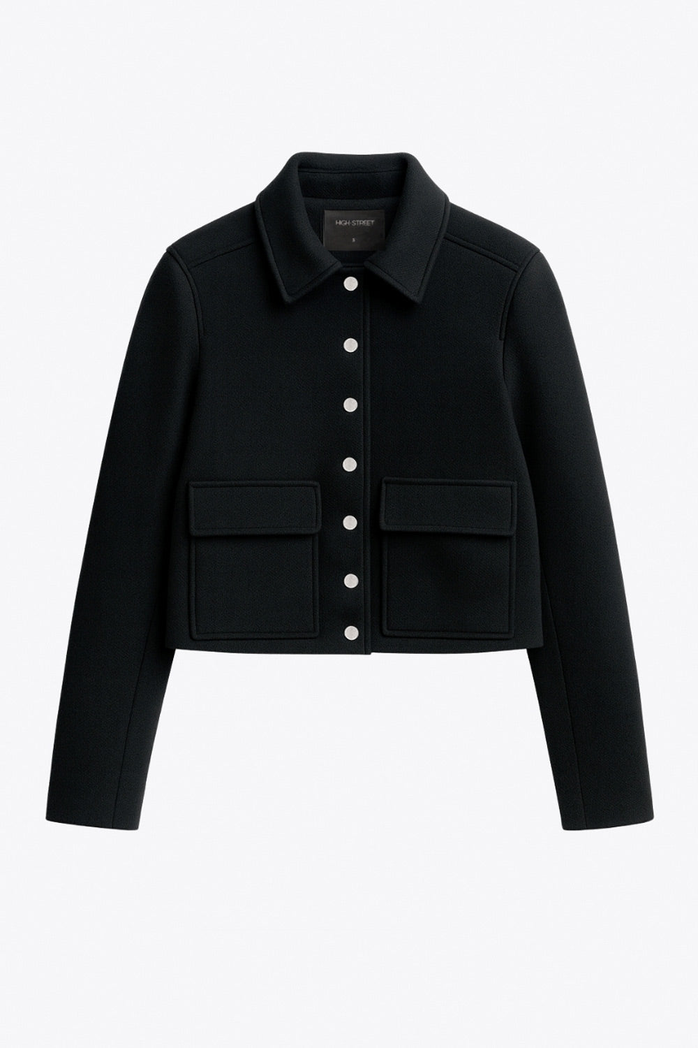 Abrigo corto de fit recto, manga larga, cuello solapa, bolsillos delanteros de parche con cartera y cierre frontal con hilera de botones en contraste.