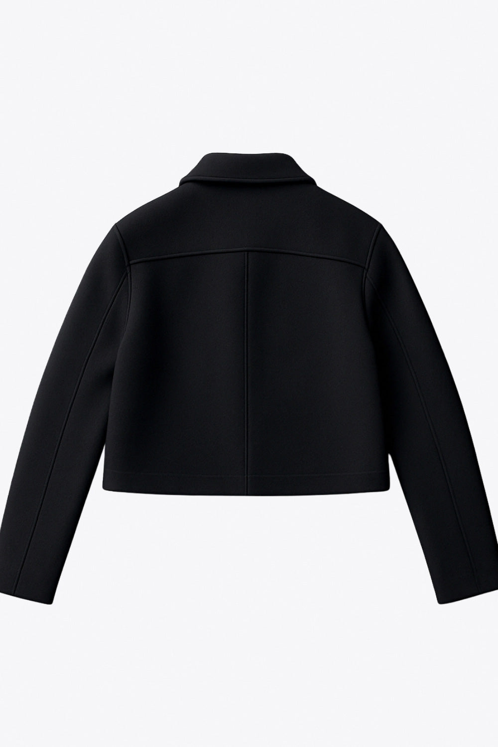 Abrigo corto de fit recto, manga larga, cuello solapa, bolsillos delanteros de parche con cartera y cierre frontal con hilera de botones en contraste.