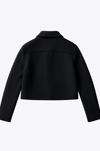 Abrigo corto de fit recto, manga larga, cuello solapa, bolsillos delanteros de parche con cartera y cierre frontal con hilera de botones en contraste.