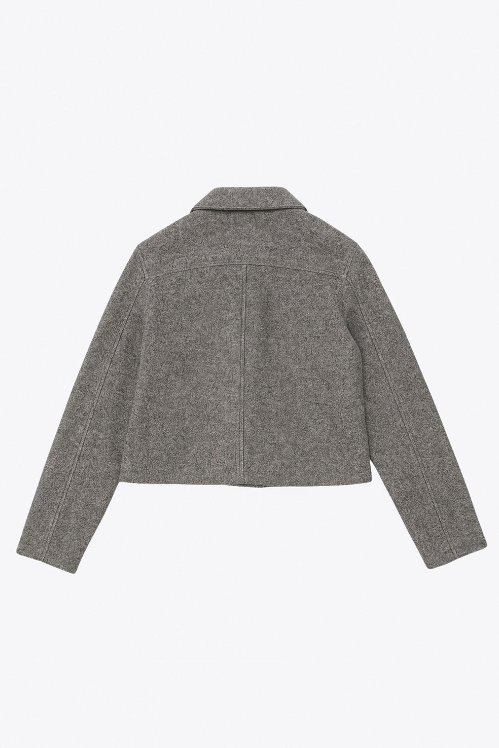 Abrigo corto de fit recto, manga larga, cuello solapa, bolsillos delanteros de parche con cartera y cierre frontal con hilera de botones en contraste.