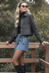 Abrigo corto manga larga bolsillos frontales