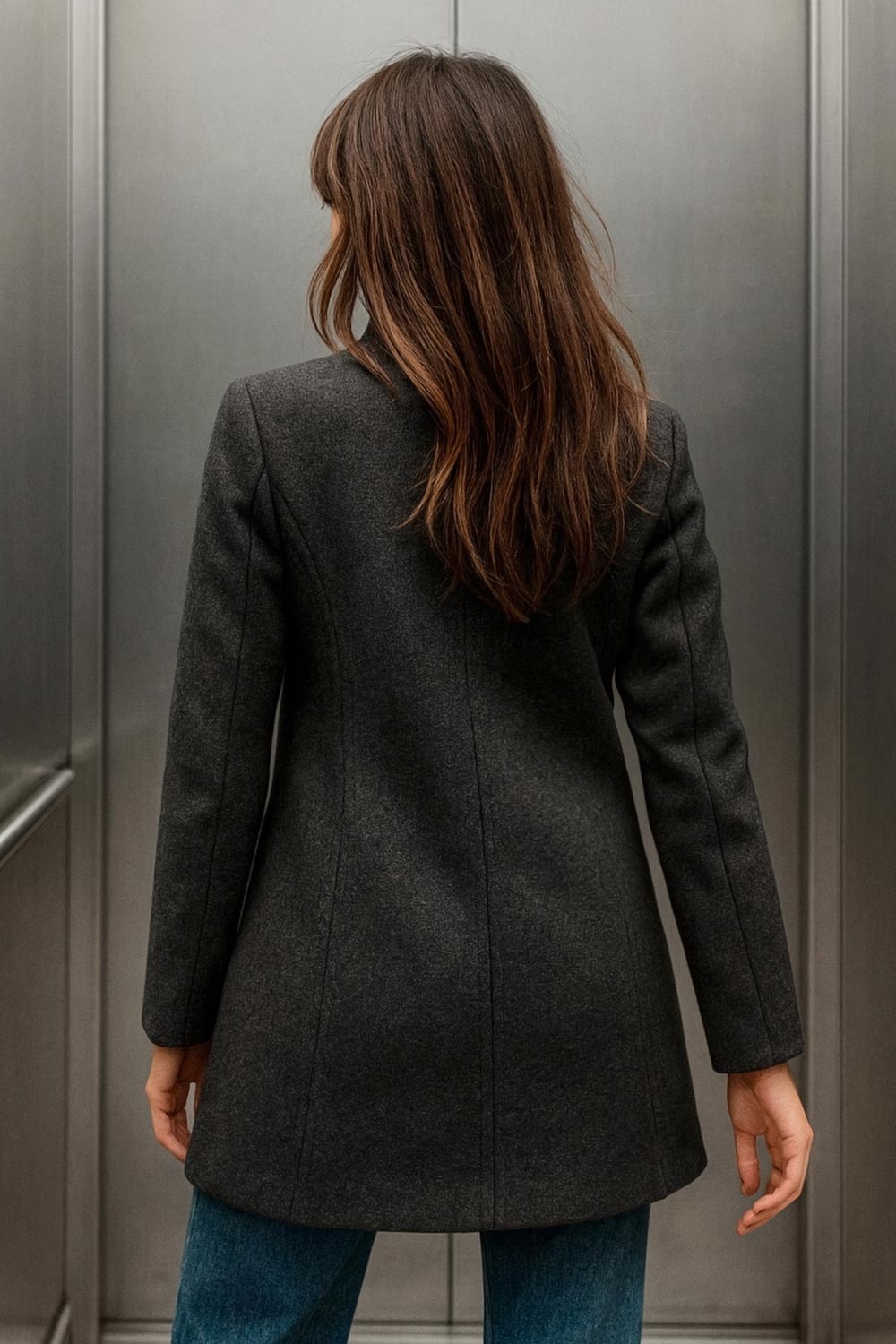 Abrigo cruzado de cuello alto, bolsillos delanteros y manga larga. Cierre frontal con doble cruce de botones en contraste.