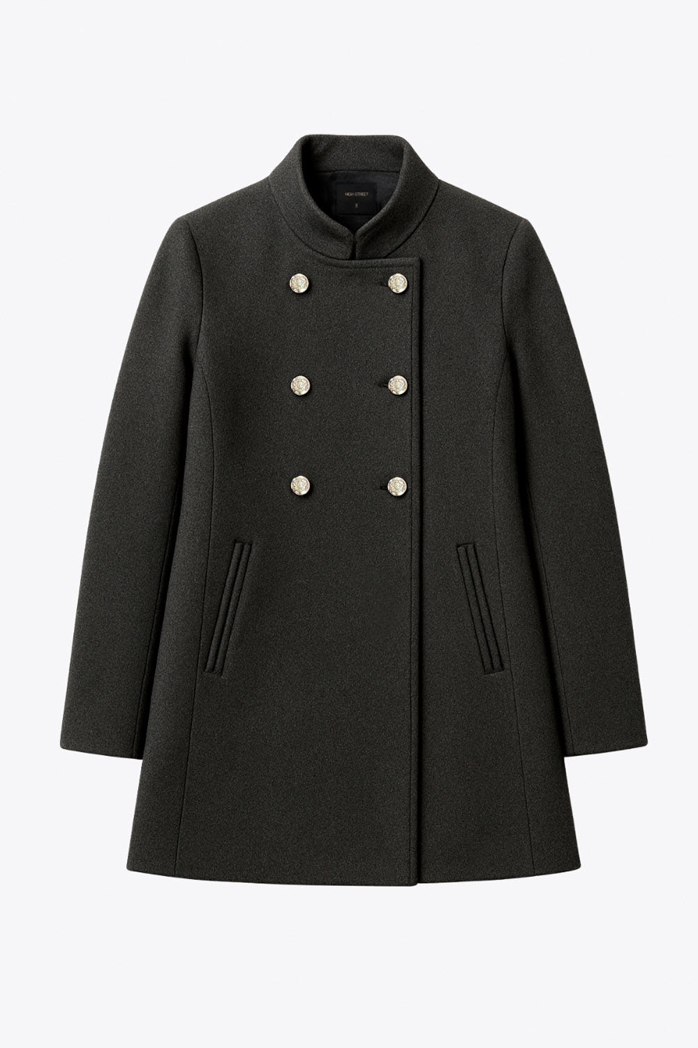 Abrigo cruzado de cuello alto, bolsillos delanteros y manga larga. Cierre frontal con doble cruce de botones en contraste.