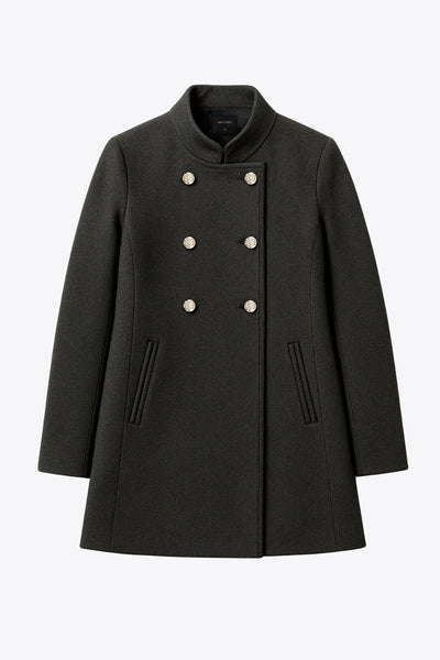 Abrigo cruzado de cuello alto, bolsillos delanteros y manga larga. Cierre frontal con doble cruce de botones en contraste.